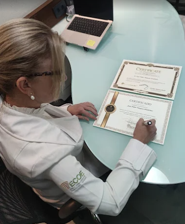 Dra. Rita Baratela assinando os certificados dos alunos da ECOE SP