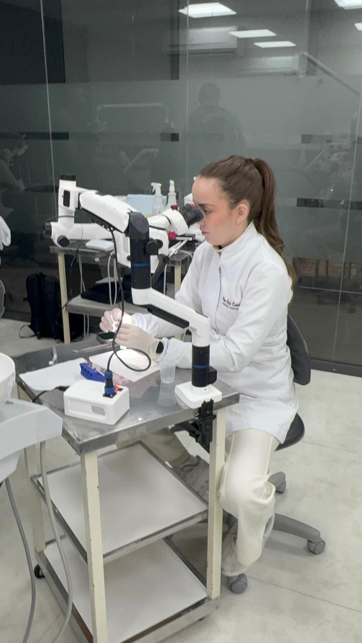 Bancada com microscópio individual — turma Lajeado/RS