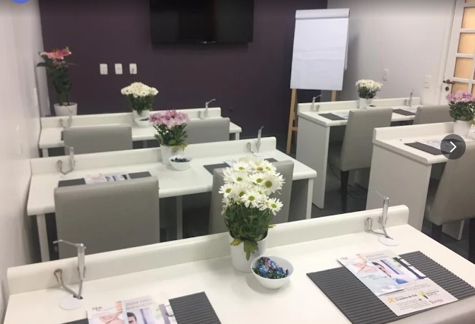 Sala de aula da ECOE SP preparada para uma turma de workshop prático