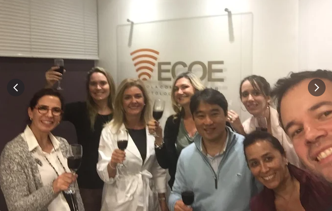 Turma da ECOE reunida celebrando o encerramento do curso na escola